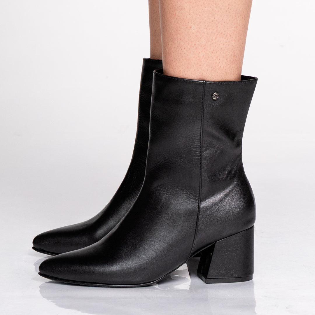 BOOTS 1004 (5 1/2)