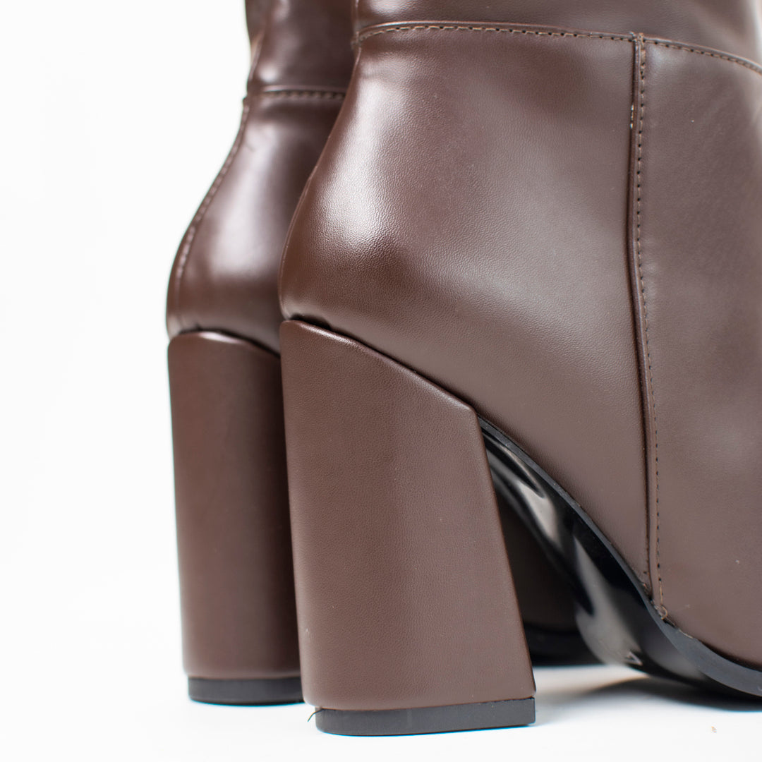 BOOTS 1201 (7 1/2)